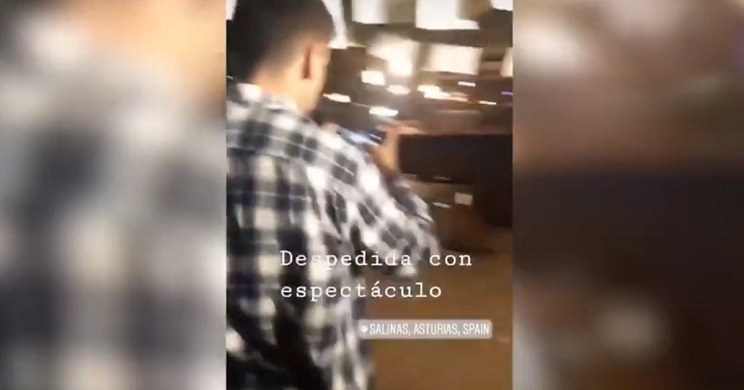 Un jabali se cuela en la terraza de un restaurante en Salinas