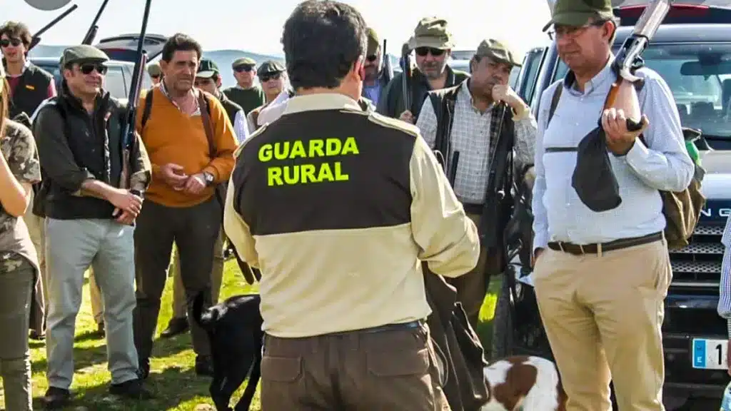 Guarda rural junto a cazadores. © FTSP-USO